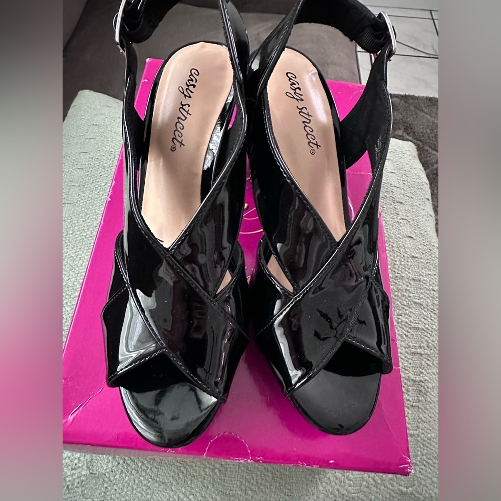 Easy Street patten leather shoes